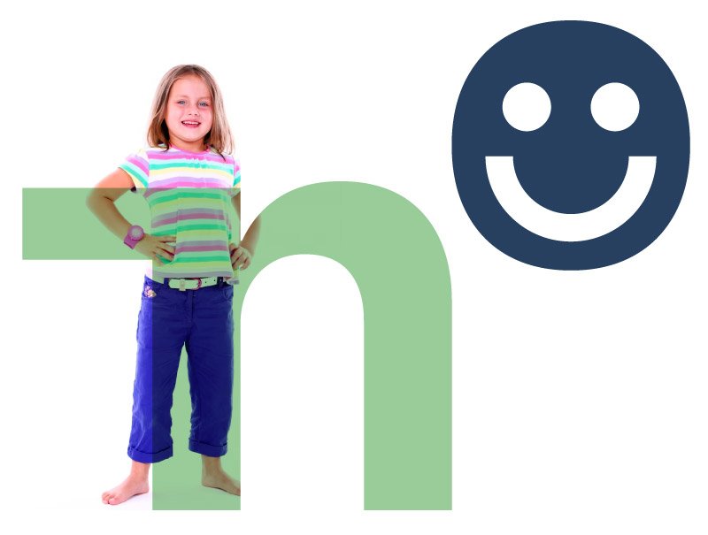 niña con el logo de nombralia